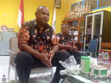 Kadis Pendidikan Kabupaten Jayapura, Ted Mokay saat diwawancarai di kantornya, Kamis (16/6/2022). - Jubi/Engel Wally